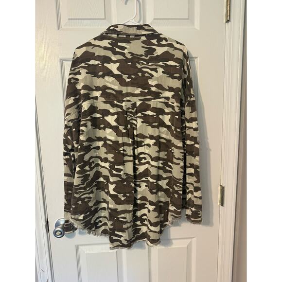 NWT Boutique Distressed Lightweight Camouflage Button Jacket One Size Fits Most - Picture 4 of 5